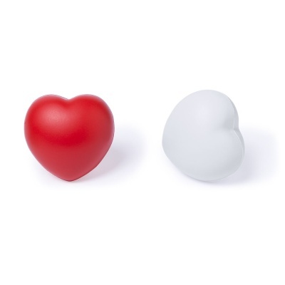 Dois corações de plástico, vermelho e branco, sobre fundo branco