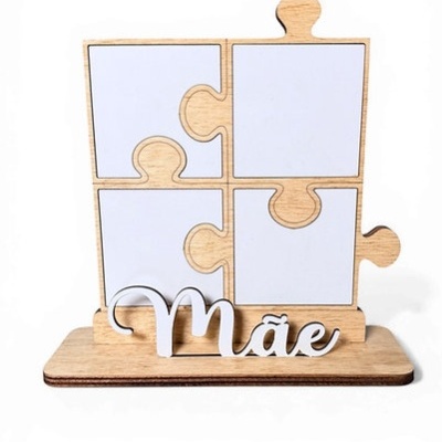 Suporte para fotos em madeira com quatro peças de puzzle e a palavra Mãe