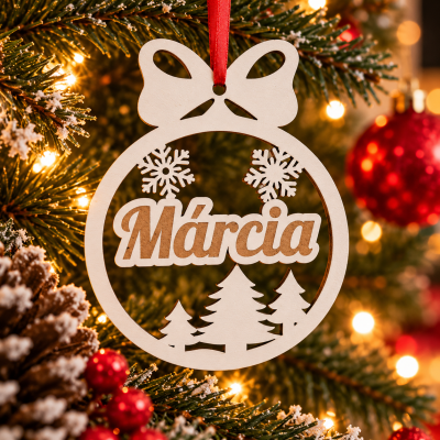 Enfeite de Natal em madeira branca com nome Márcia pendurado numa árvore de Natal