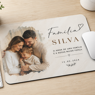 Tapete de rato personalizado com foto de família e texto em português.