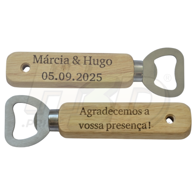 Abre-garrafas com pega de madeira e texto gravado para evento