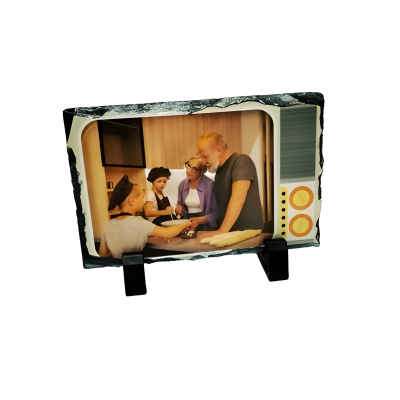 Foto de família a cozinhar mostrada numa pedra com design de televisão retro.