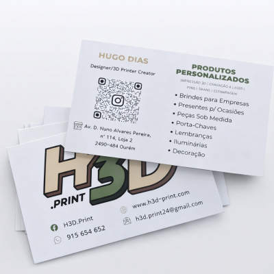 Cartões de visita brancos com texto sobre produtos personalizados e contactos