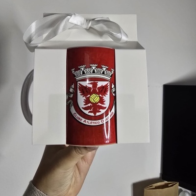 Caneca vermelha com brasão Clube Atlético Ouriense em embalagem branca com laço