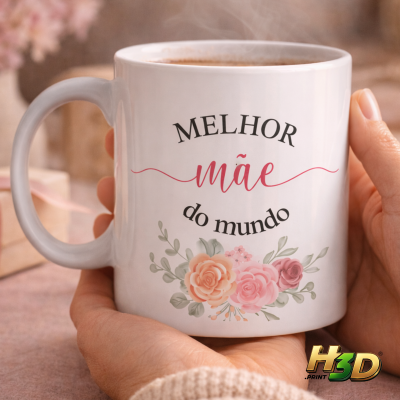 Caneca branca com texto MELHOR mãe do mundo e flores rosas, segurada por mãos