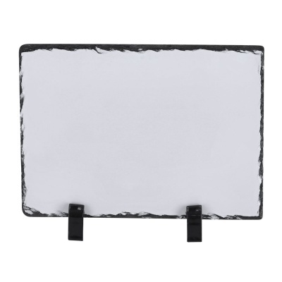 Placa retangular branca com bordas pretas irregulares e suporte preto