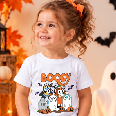 Camisola branca de criança com estampado de Halloween e personagens variados