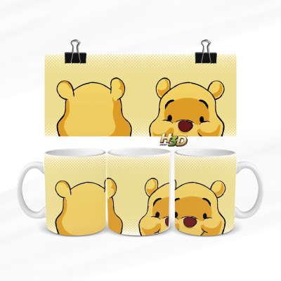 Canecas brancas com estampa de personagem amarelo sorridente com orelhas redondas em fundo pontilhado amarelo.