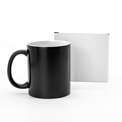 Caneca preta com interior branco e caixa branca ao fundo