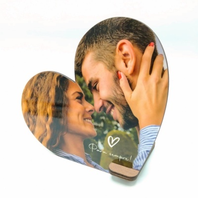 Fotografia em formato de coração de casal sorridente com texto Para sempre!