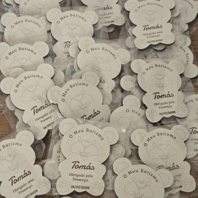 Etiquetas em forma de urso para batismo com texto personalizado em papel branco embaladas em plástico.