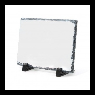 Placa de ardósia branca com bordas naturais e suporte preto