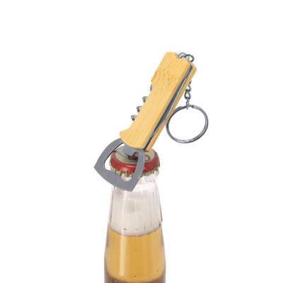 Abridor de garrafas em metal e madeira cheia numa garrafa de cerveja