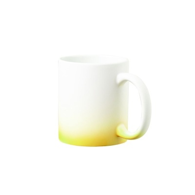 Caneca branca com gradiente amarelo e asa na lateral direita