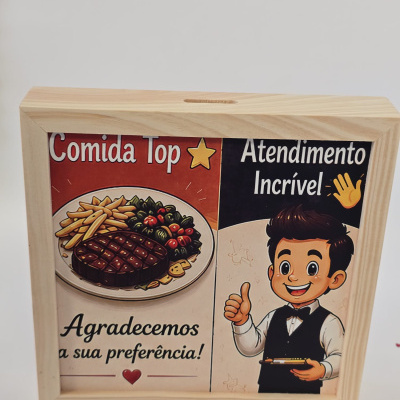 Quadro de madeira com ilustração de comida e empregado com texto em português