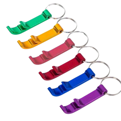 Abridores de garrafas metálicos coloridos com argola, em fundo branco