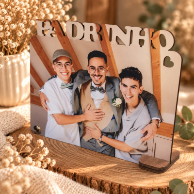 Porta-foto em madeira com a palavra PADRINHO e foto de três homens sorrindo