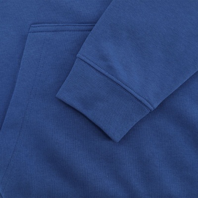 Manga e bolso de casaco ou camisola azul com costuras detalhadas