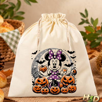 Saco de tecido com estampa Halloween e personagens, em ambiente rústico com pão e folhas secas.
