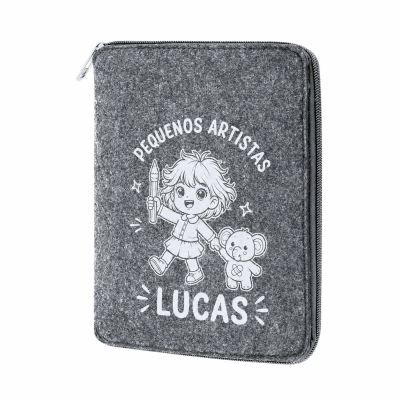 Estojo cinzento com ilustração de criança, texto e nome Lucas