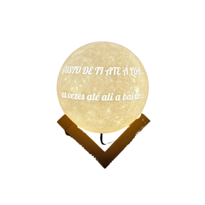 Candeeiro em forma de lua iluminado com texto em português sobre a superfície lunar