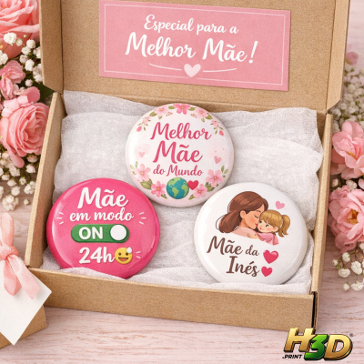 Conjunto de três botons com mensagens para mãe em caixa de papel reciclado