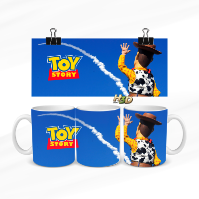 Caneca com imagem do Woody e texto Toy Story sobre fundo azul com nuvens