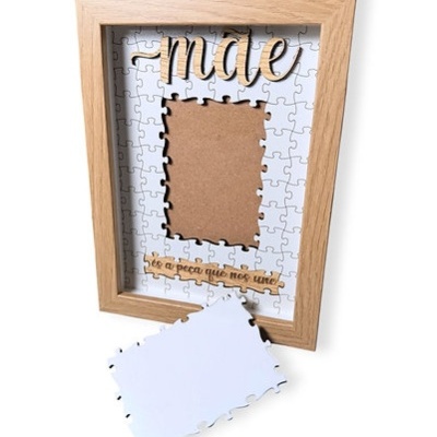 Moldura de puzzle branca com letras de madeira mãe e espaço para foto