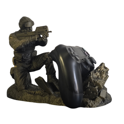 Estátua de soldado militar ajoelhado com arma e comando videojogo preto