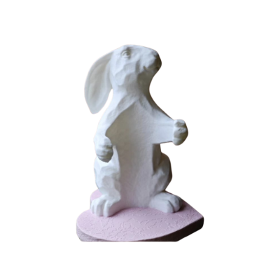 Estátua branca de coelho em base rosa clara