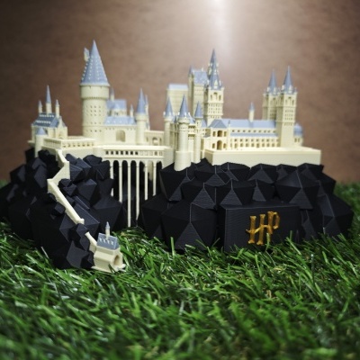 Modelo de castelo de Hogwarts em plástico sobre relva artificial