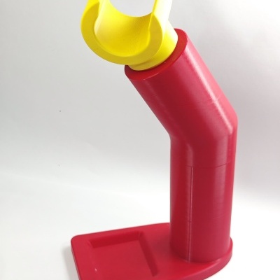 Suporte plástico vermelho com encaixe amarelo em fundo branco