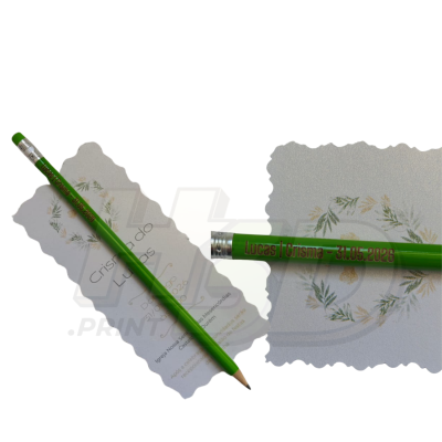 Lápis verde com texto dourado sobre convite branco com flores verdes e douradas