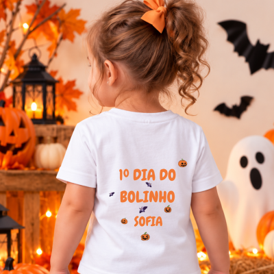 Camisola branca infantil com texto e ilustrações de Halloween, vista de costas.