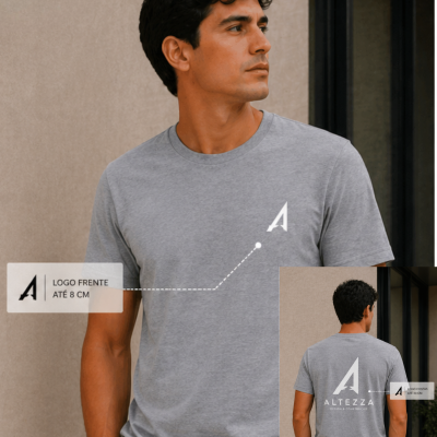 Homem com t-shirt cinzenta com logótipo ALTEZZA branco na frente e costas, em fundo neutro.