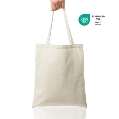 Saco de pano branco com alças segurado por uma mão com selo OEKO TEX