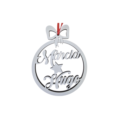 Enfeite redondo branco com nomes Márcia e Hugo e laço no topo