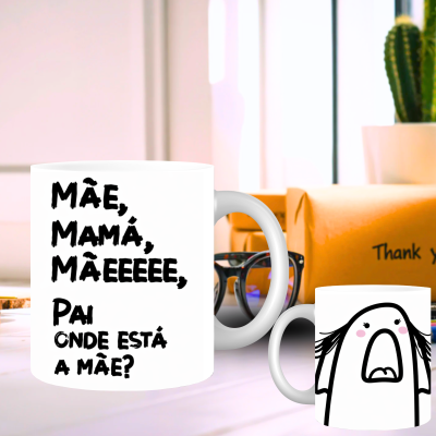 Duas canecas brancas com texto em português e desenho, situadas em ambiente interior com planta e caixa atrás.