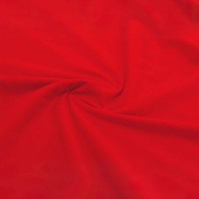 Tecido vermelho liso com dobras em espiral