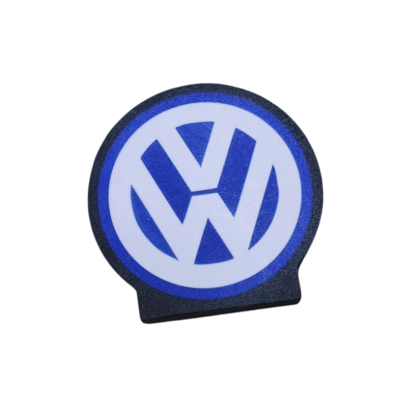 Chaveiro ou emblema com logotipo VW azul e branco sobre fundo branco