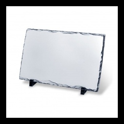 Placa retangular de ardósia cinzenta com bordas irregulares em suportes negros