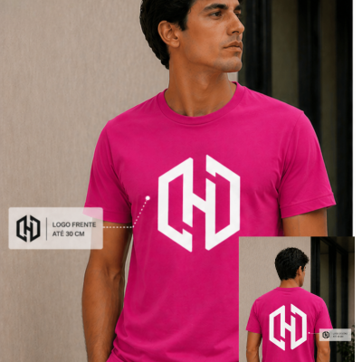 Homem a usar uma t-shirt rosa com logotipo branco geométrico na frente e nas costas.