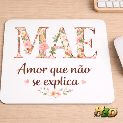Tapete branco com texto floral e decorativo para o Dia da Mãe numa mesa de madeira.