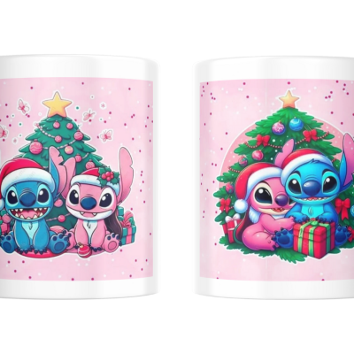 Canecas com desenhos de personagens animados e árvore de Natal