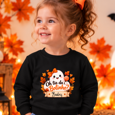 Camisola preta infantil com estampado de fantasma e texto personalizado, vista por menina com laço laranja