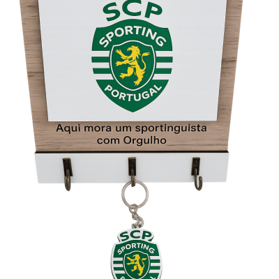 Suporte de parede em madeira com ganchos e emblema do Sporting Clube de Portugal