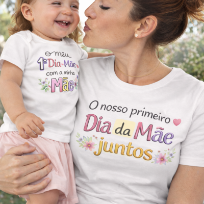 Mãe e filha sorrindo usando t-shirts brancas comemorativas do Dia da Mãe com texto colorido