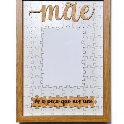 Moldura com puzzle branco e texto em madeira, espaço para foto ao centro