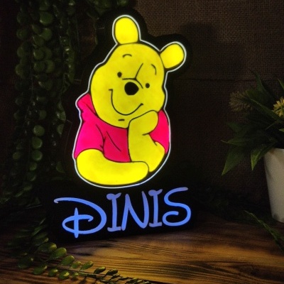 Luminária decorativa de mesa do Winnie the Pooh com o nome DINIS em azul