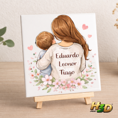 Azulejo decorativo com ilustração de mulher e criança, nomes Eduardo, Leonor, Tiago e flores cor-de-rosa.